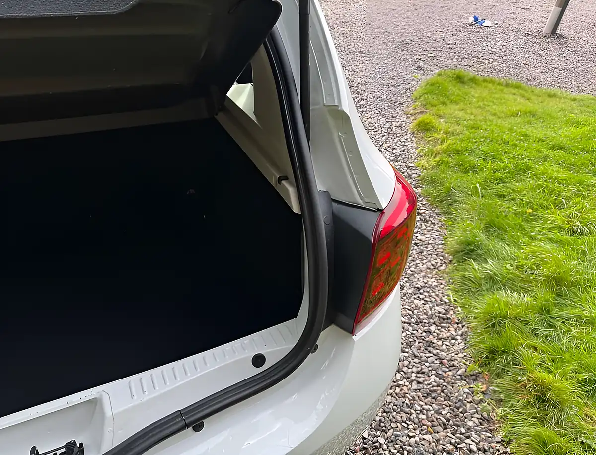 Used 2017 Dacia Sandero Stepway Laureate Glacier White - Interior and Exterior details 19