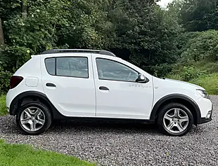 Used 2017 Dacia Sandero Stepway Laureate Glacier White - Interior and Exterior details 2