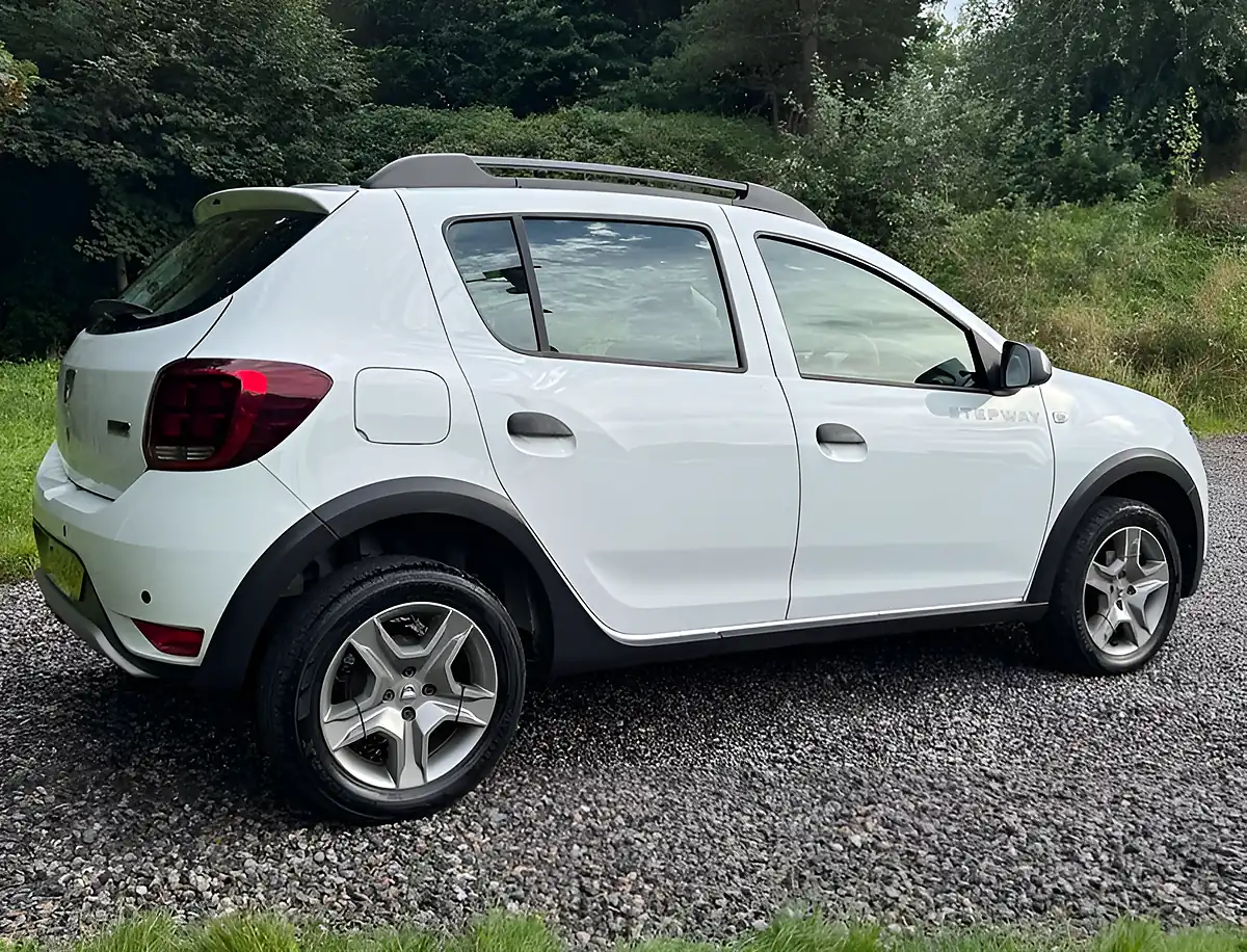 Used 2017 Dacia Sandero Stepway Laureate Glacier White - Interior and Exterior details 3
