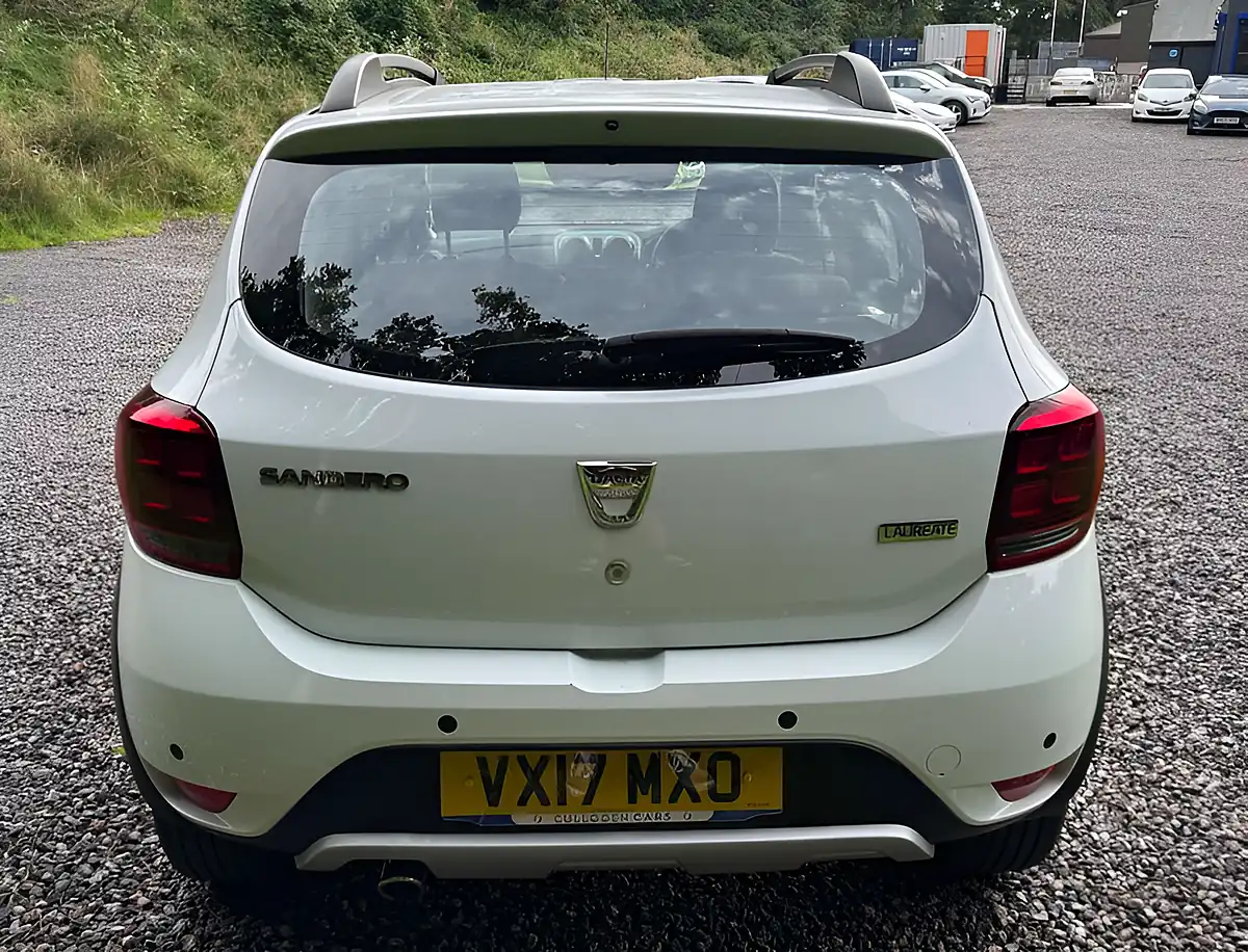 Used 2017 Dacia Sandero Stepway Laureate Glacier White - Interior and Exterior details 4