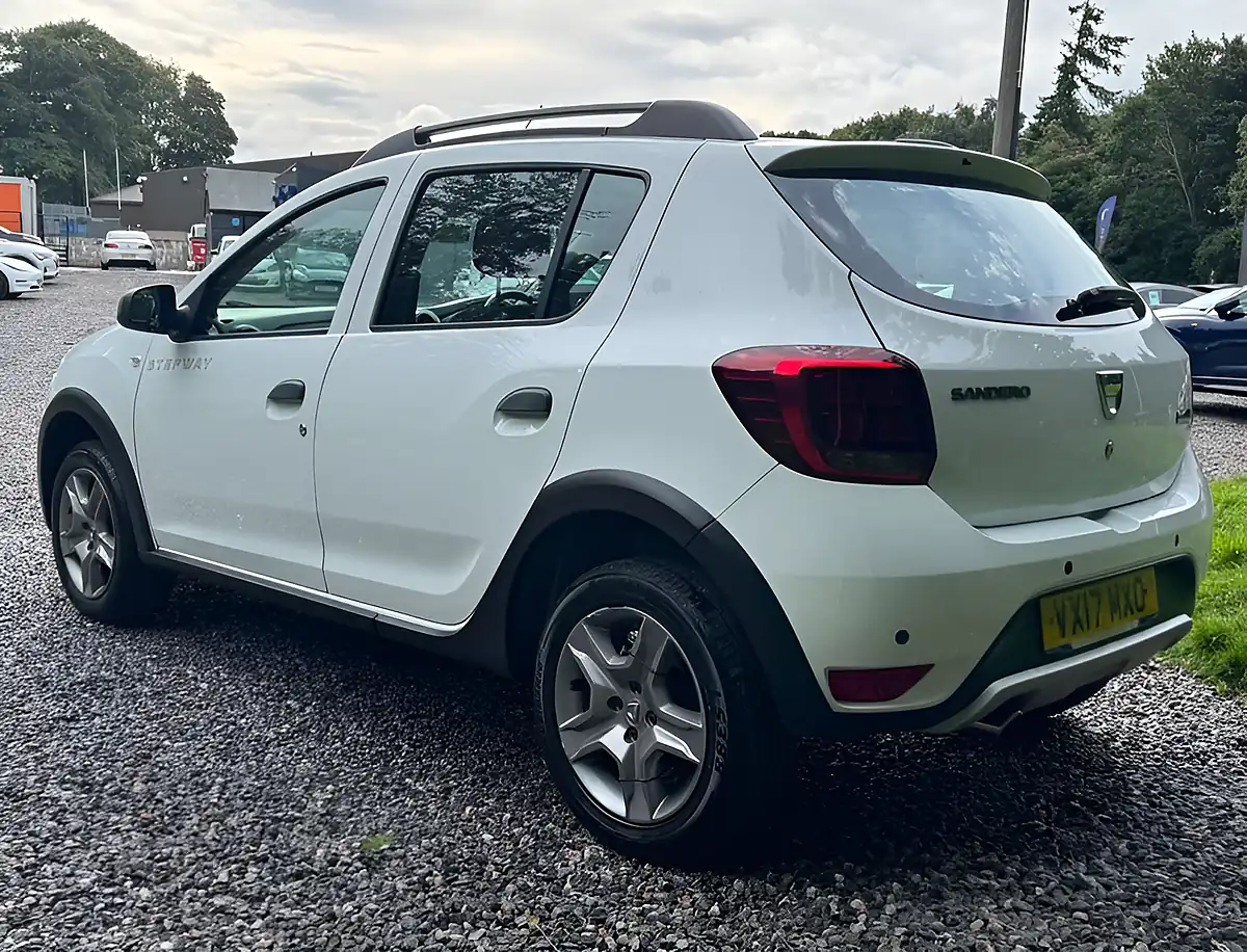 Used 2017 Dacia Sandero Stepway Laureate Glacier White - Interior and Exterior details 5