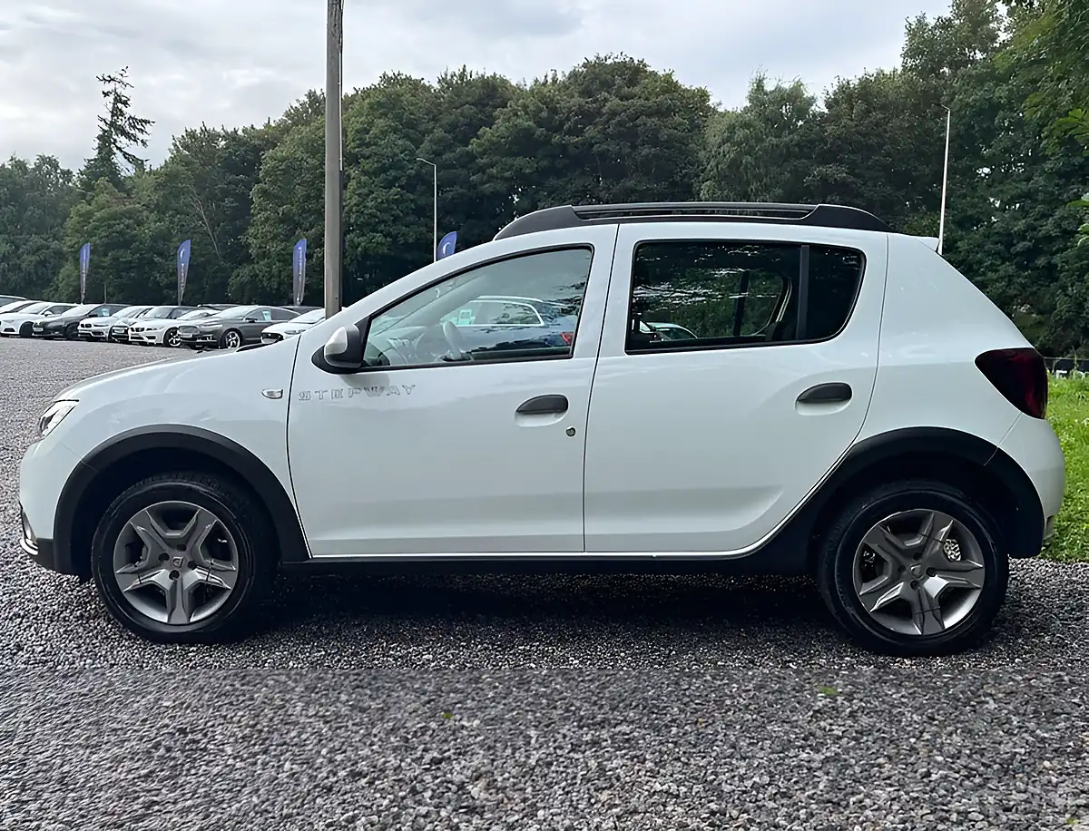 Used 2017 Dacia Sandero Stepway Laureate Glacier White - Interior and Exterior details 6