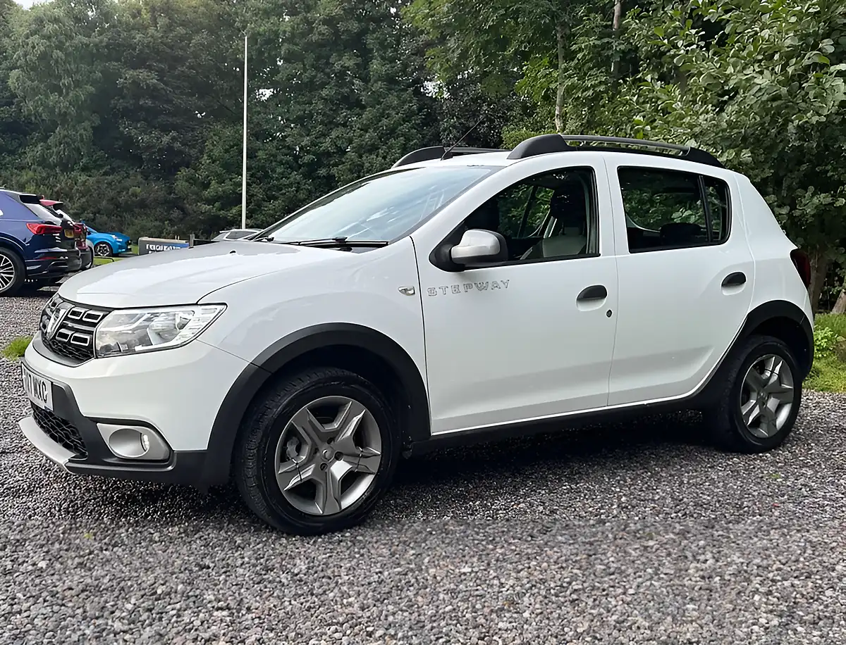 Used 2017 Dacia Sandero Stepway Laureate Glacier White - Interior and Exterior details 7