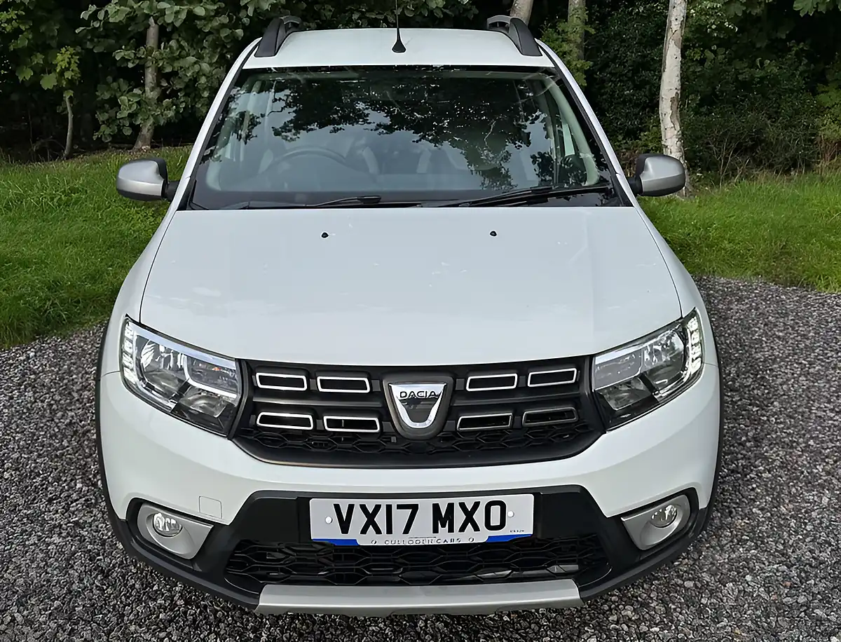 Used 2017 Dacia Sandero Stepway Laureate Glacier White - Interior and Exterior details 8