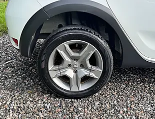Used 2017 Dacia Sandero Stepway Laureate Glacier White - Interior and Exterior details 9