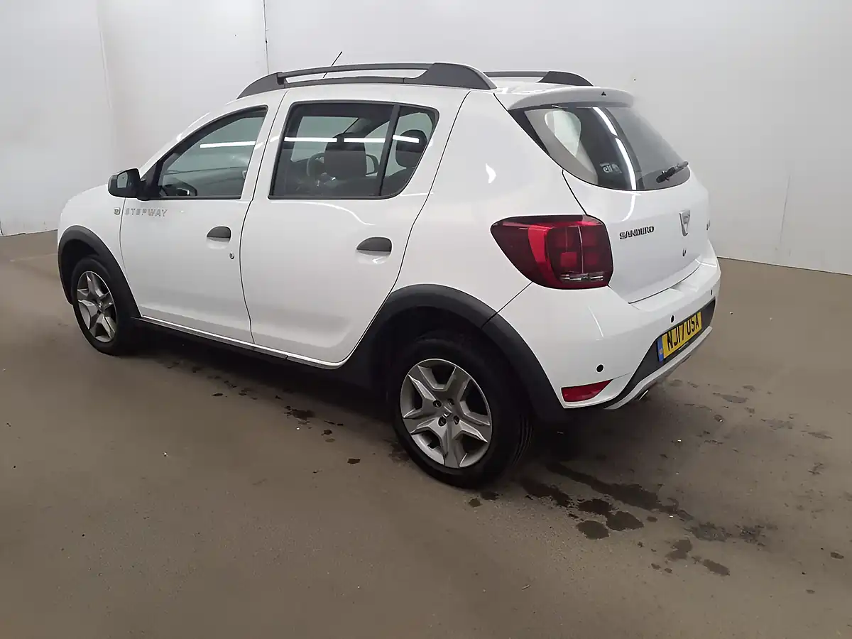 Used 2017 Dacia Sandero Stepway Laureate White - Interior and Exterior details 5