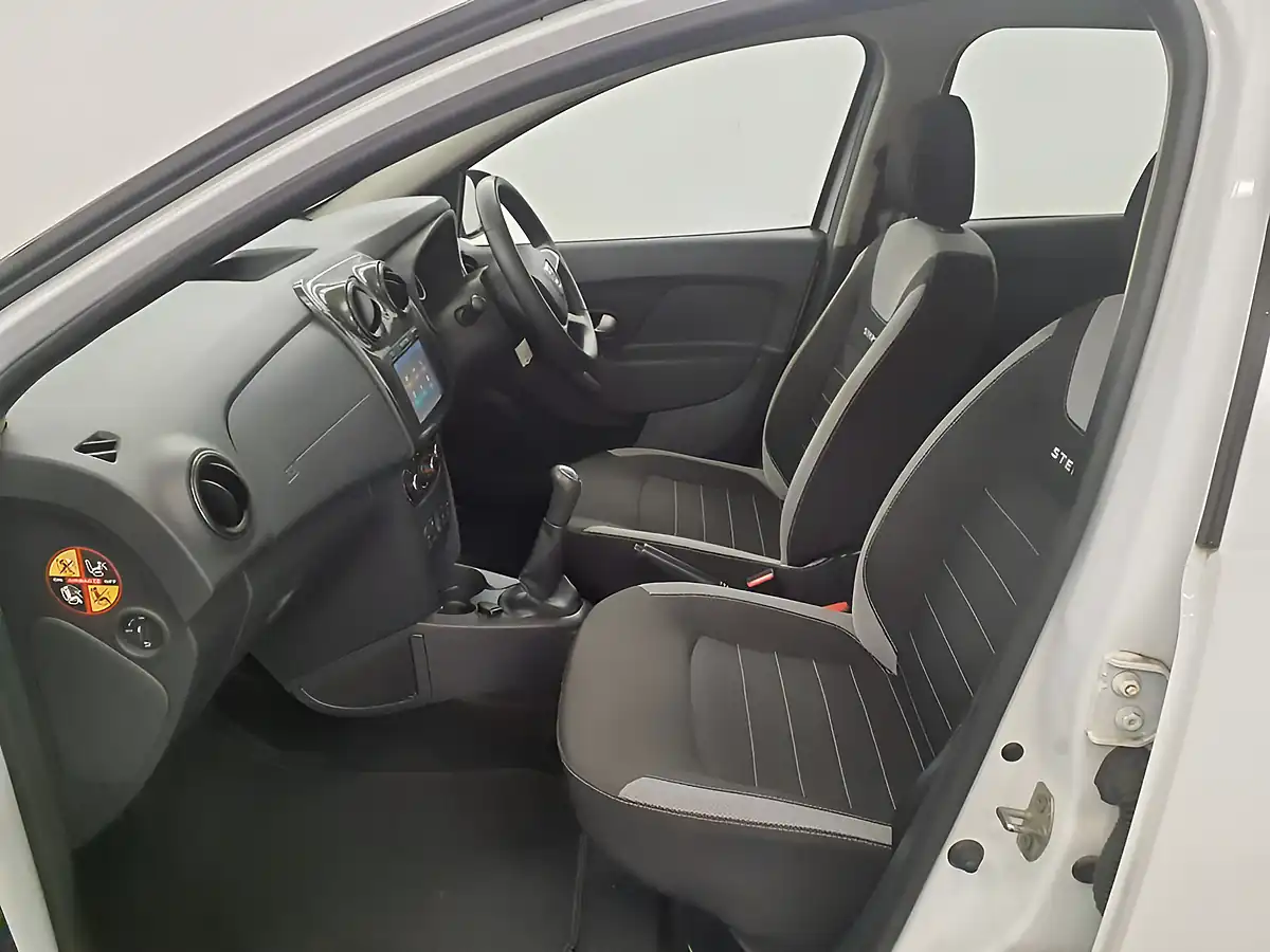 Used 2017 Dacia Sandero Stepway Laureate White - Interior and Exterior details 9