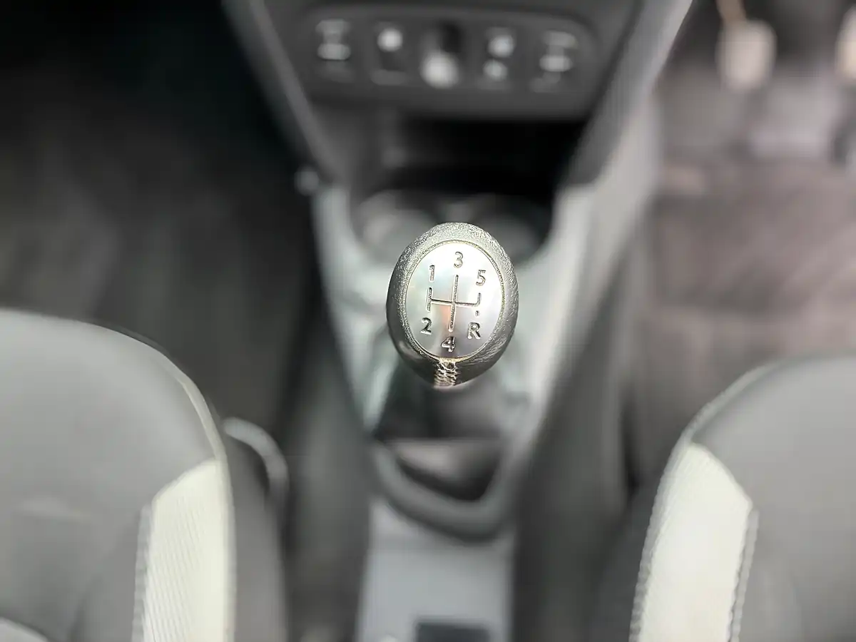 Used 2017 Dacia Sandero Stepway Laureate White - Interior and Exterior details 10