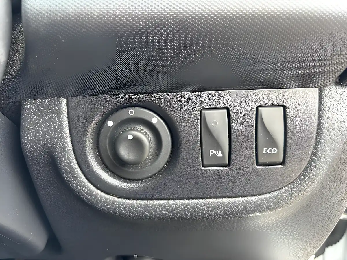 Used 2017 Dacia Sandero Stepway Laureate White - Interior and Exterior details 13