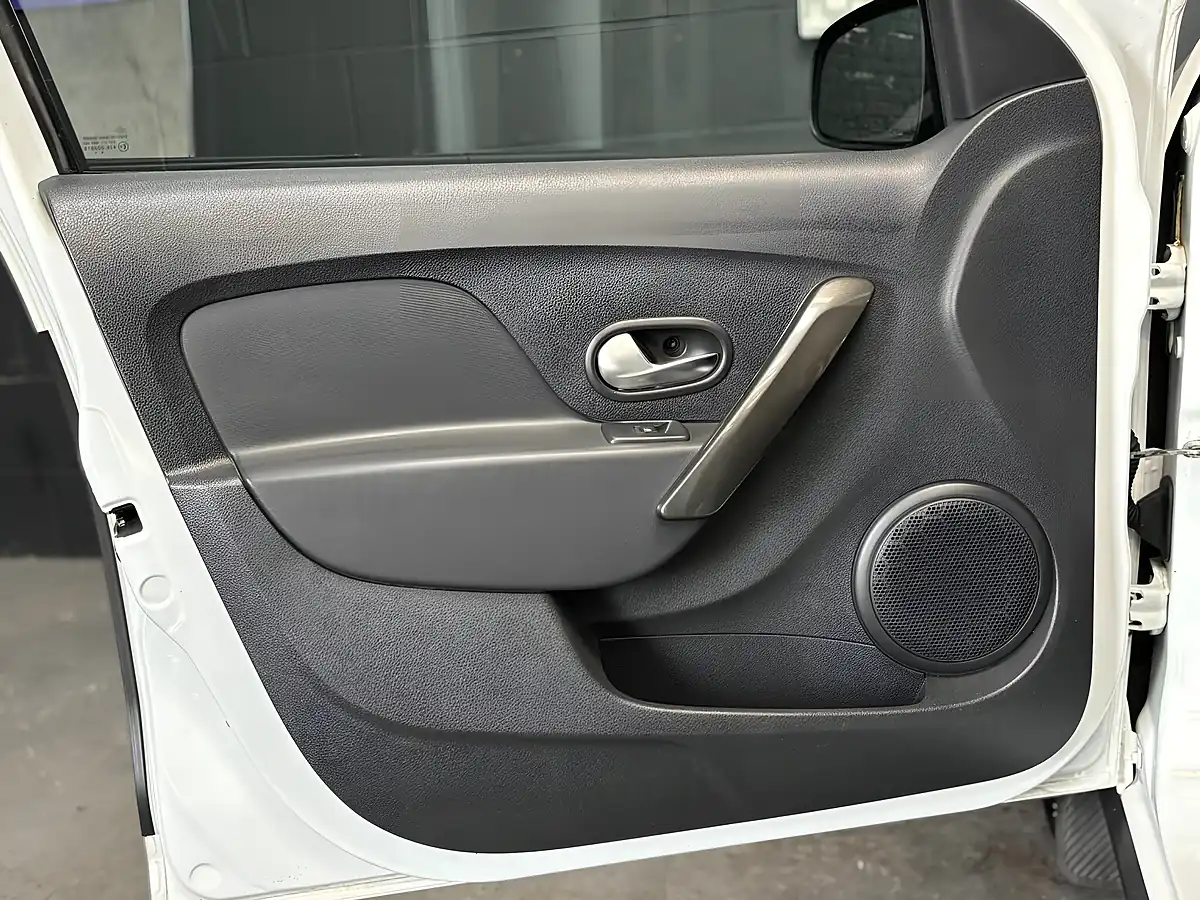 Used 2017 Dacia Sandero Stepway Laureate White - Interior and Exterior details 14