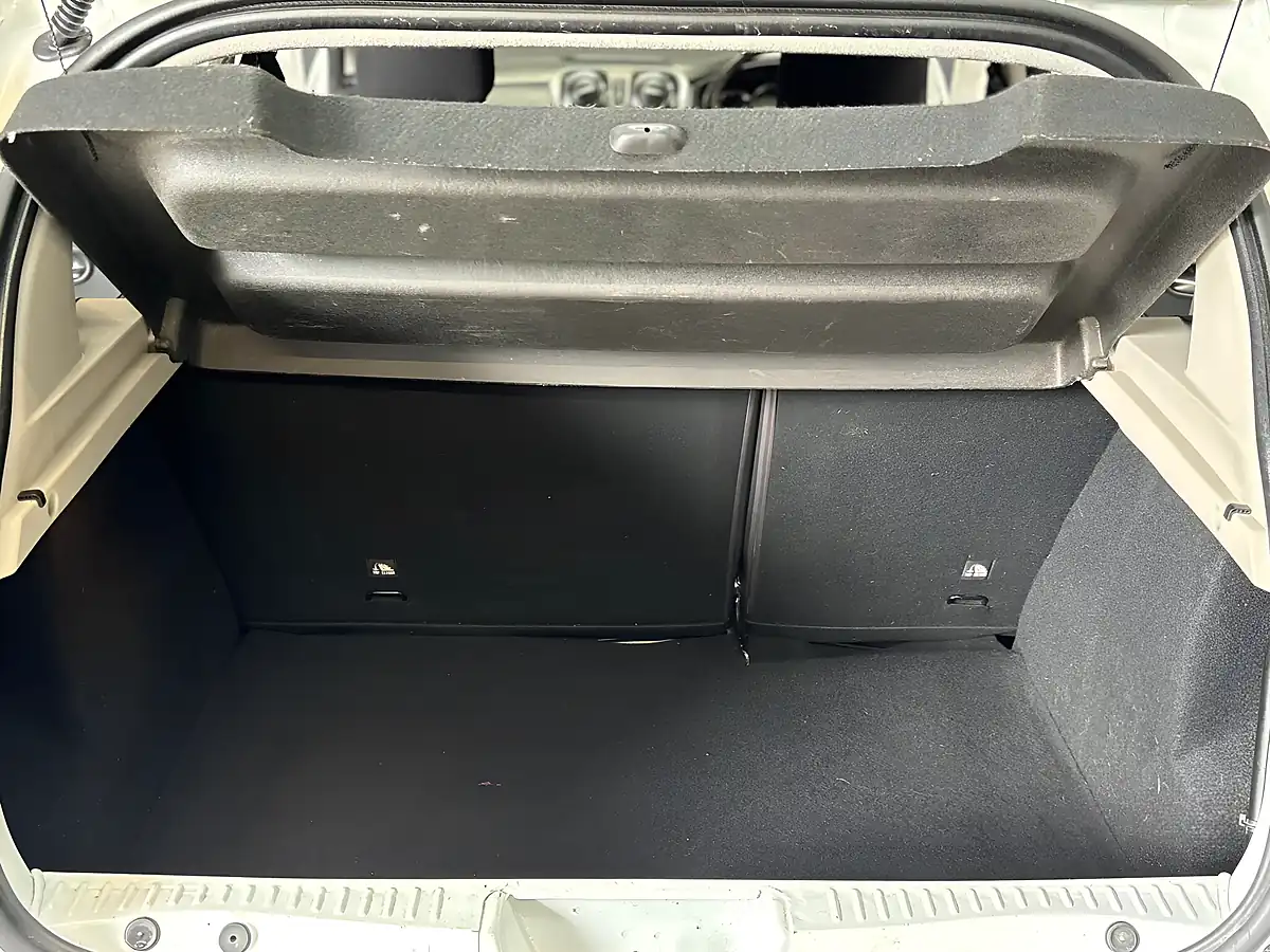 Used 2017 Dacia Sandero Stepway Laureate White - Interior and Exterior details 17