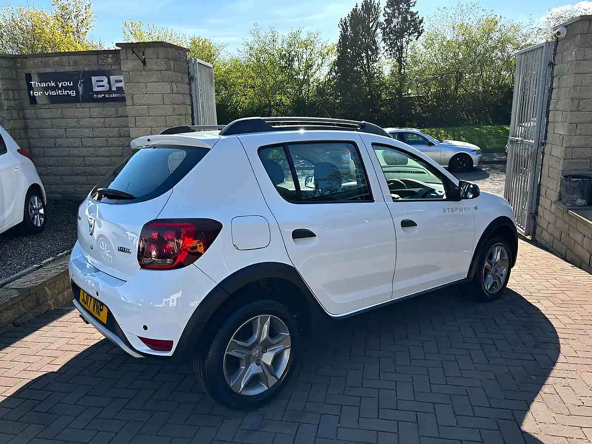 Used 2017 Dacia Sandero Stepway Laureate White - Interior and Exterior details 10