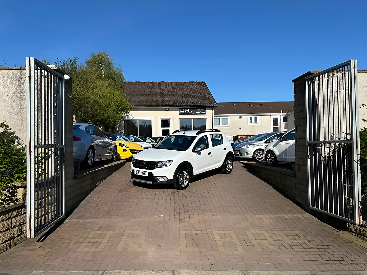 Used 2017 Dacia Sandero Stepway Laureate White - Interior and Exterior details 3