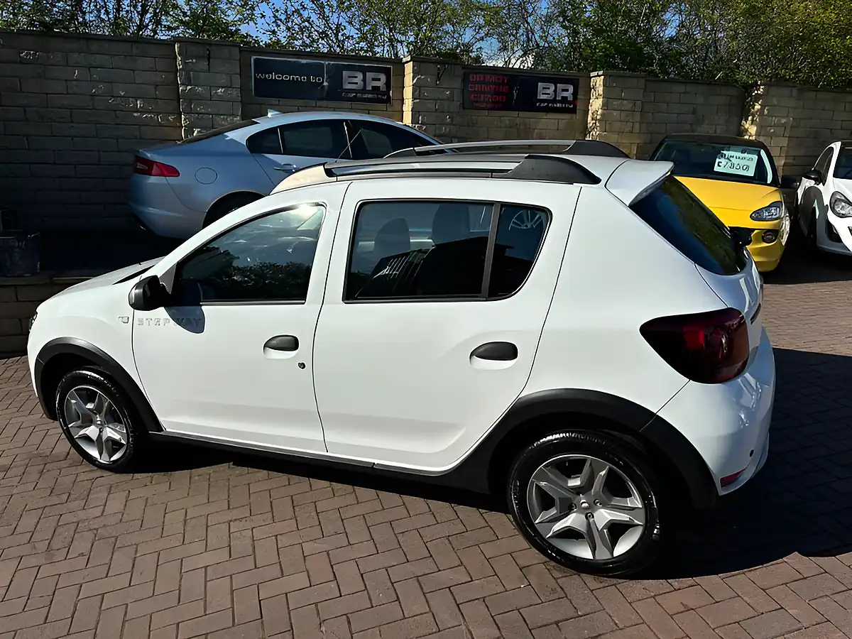 Used 2017 Dacia Sandero Stepway Laureate White - Interior and Exterior details 6