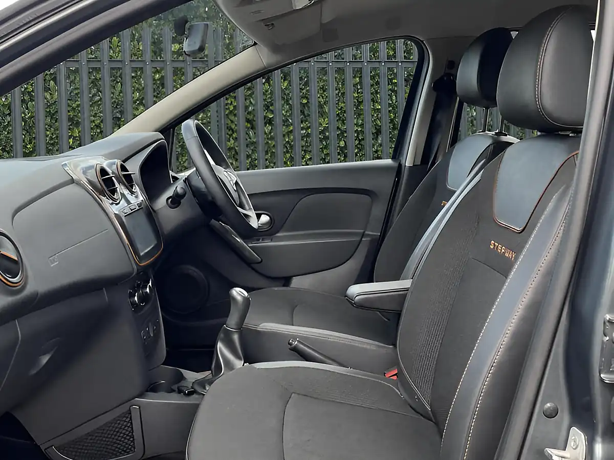 Used 2017 Dacia Sandero Stepway Se Summit Grey - Interior and Exterior details 18