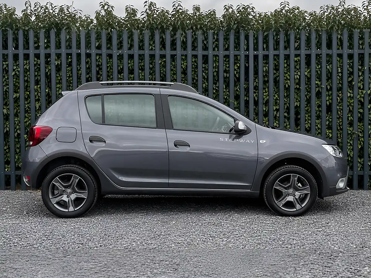 Used 2017 Dacia Sandero Stepway Se Summit Grey - Interior and Exterior details 8