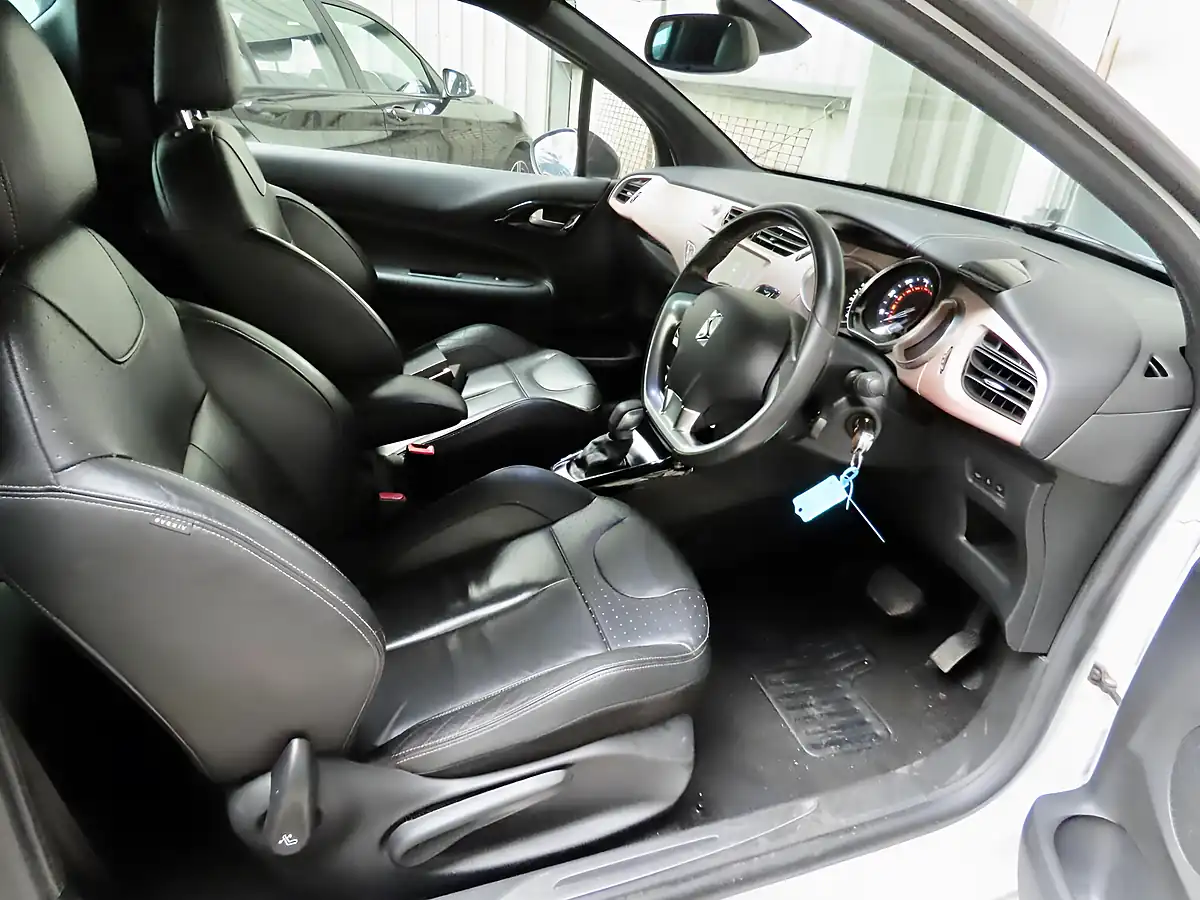 Used 2017 DS Automobiles DS 3 Cabrio Givenchy Le Makeup White - Interior and Exterior details 7