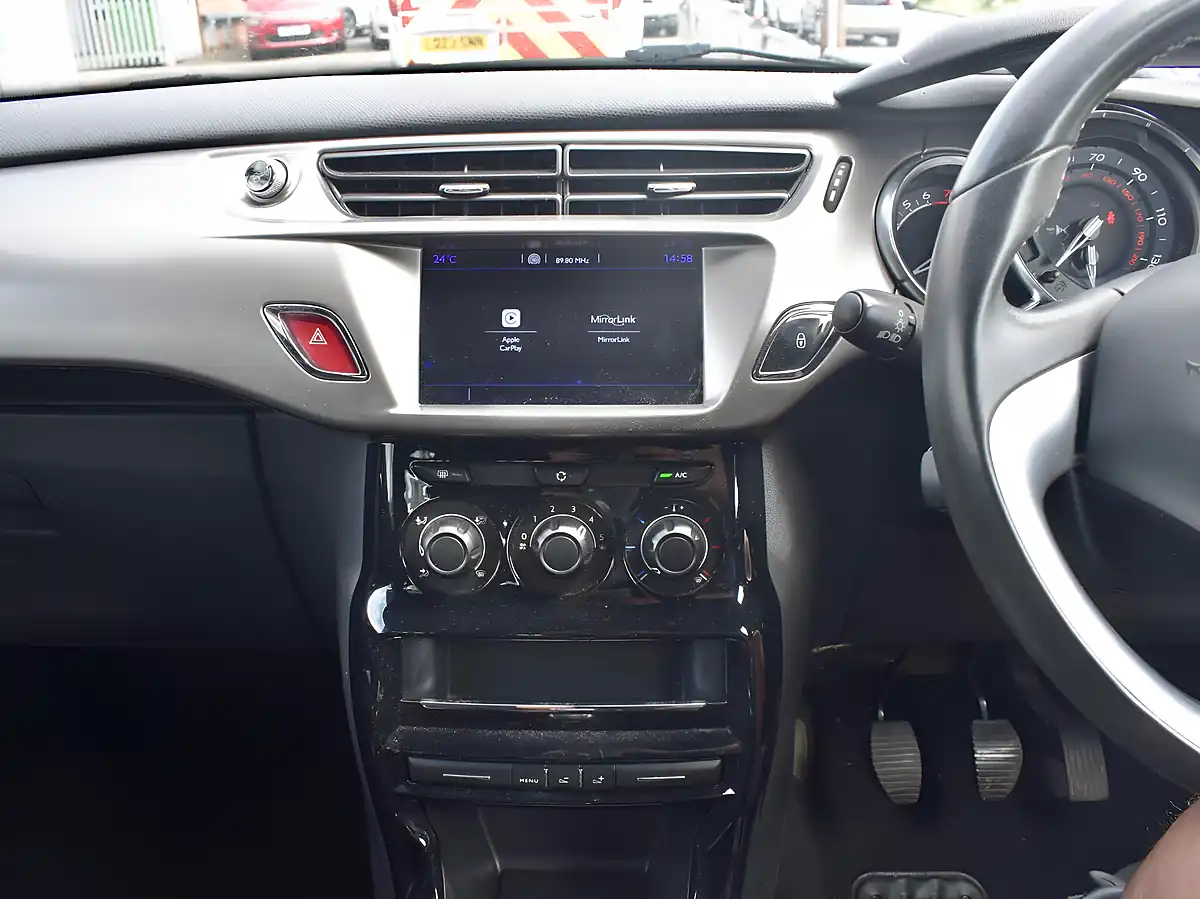 Used 2017 DS Automobiles DS 3 Chic White - Interior and Exterior details 14