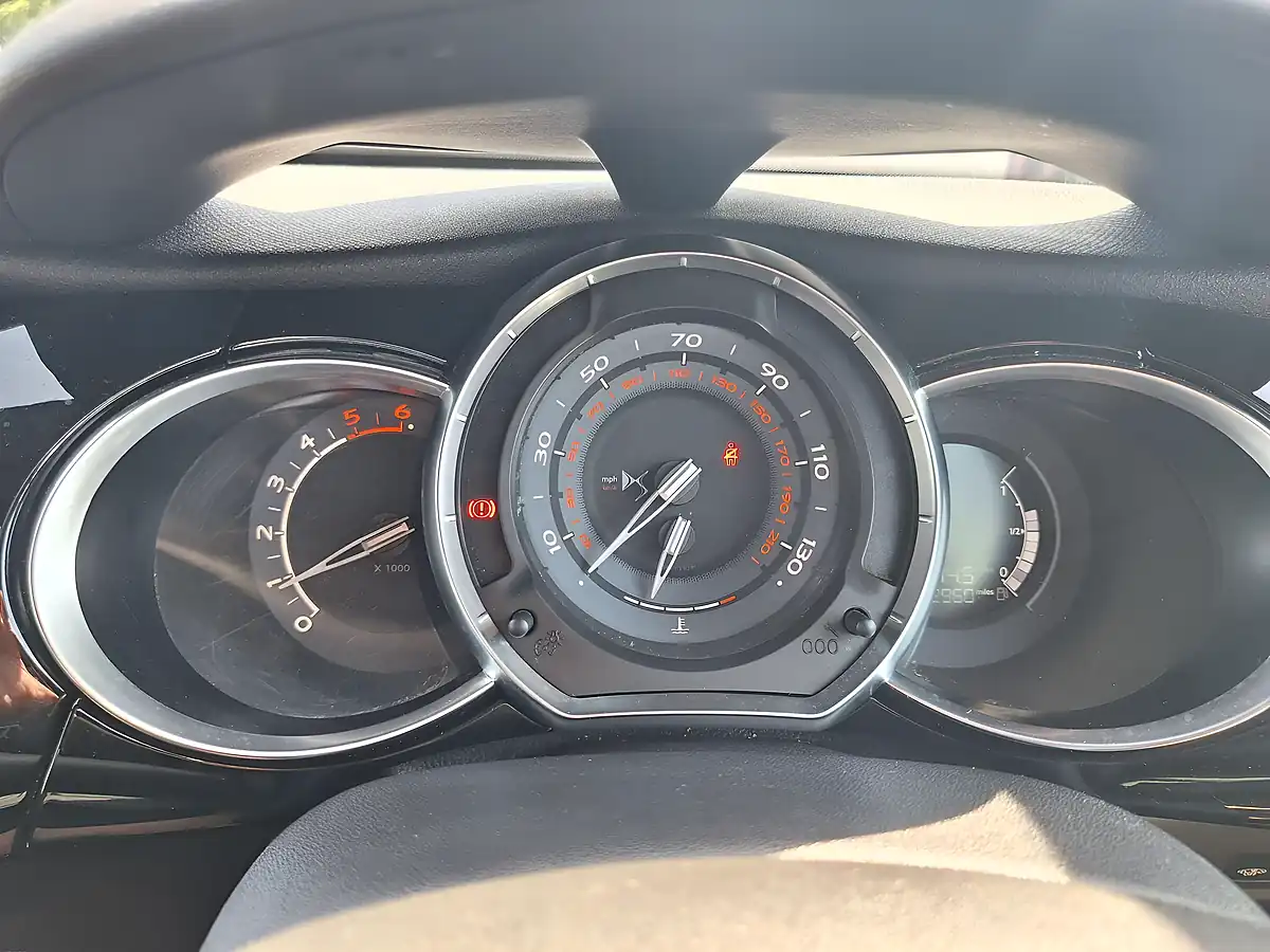 Used 2017 DS Automobiles DS 3 Connected Chic Black - Interior and Exterior details 14
