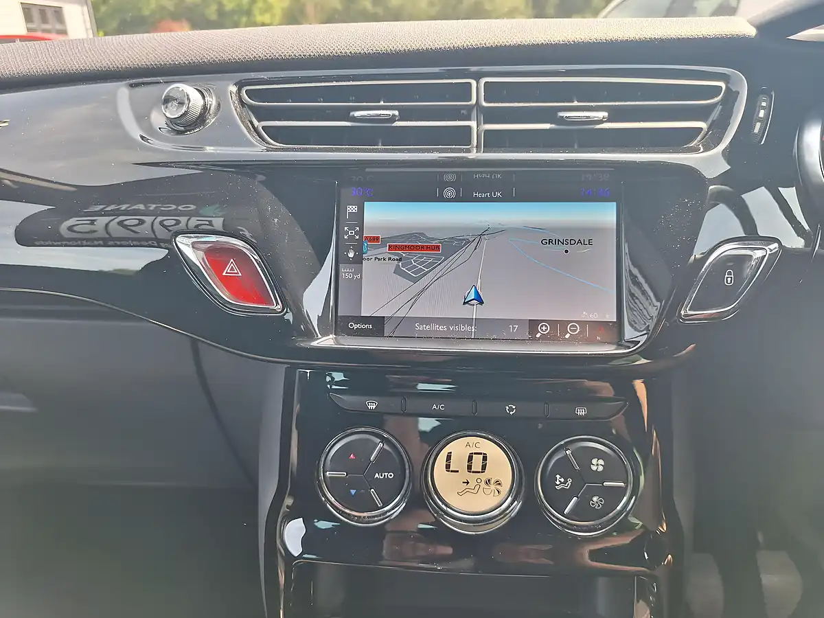Used 2017 DS Automobiles DS 3 Connected Chic Black - Interior and Exterior details 7