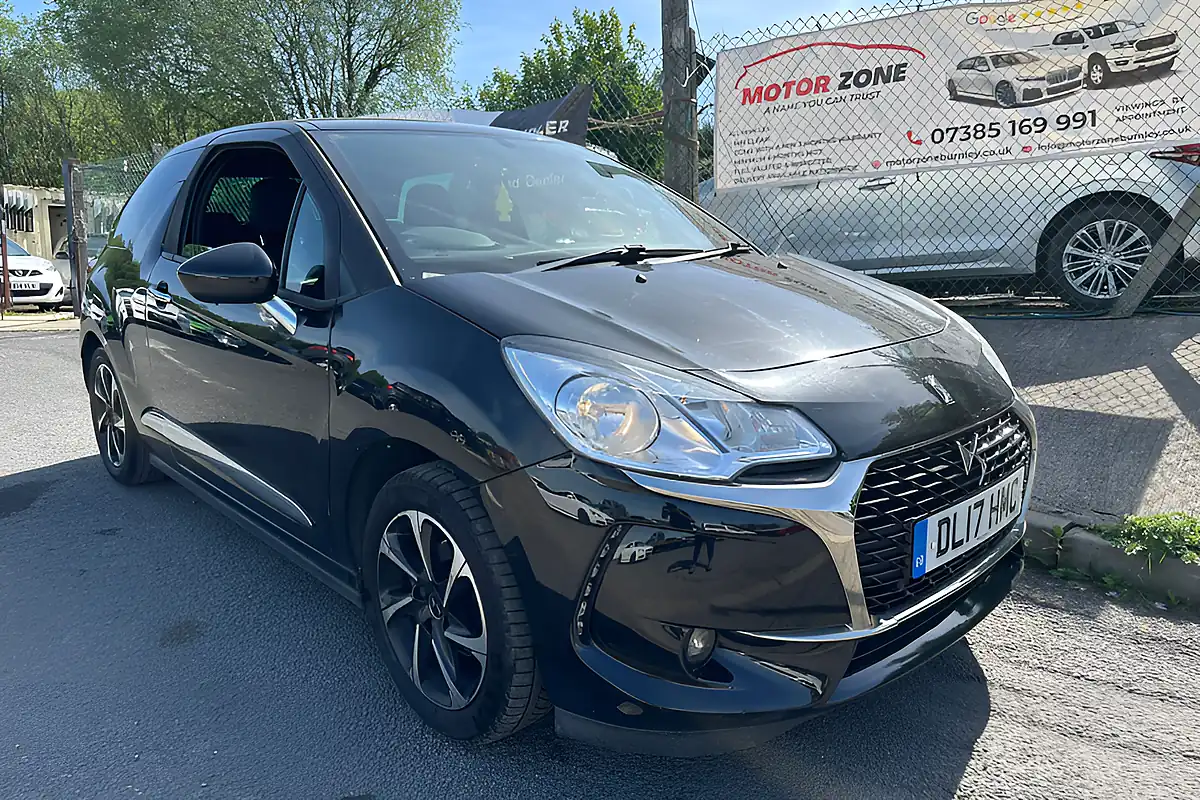 Used 2017 DS Automobiles DS 3 Elegance Black - Front View