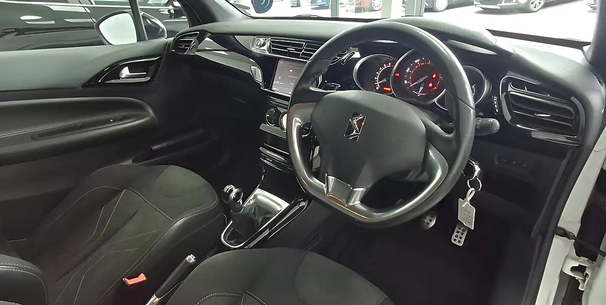 Used 2017 DS Automobiles DS 3 Elegance White - Interior and Exterior details 11