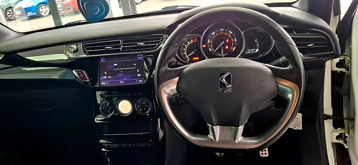 Used 2017 DS Automobiles DS 3 Elegance White - Interior and Exterior details 13