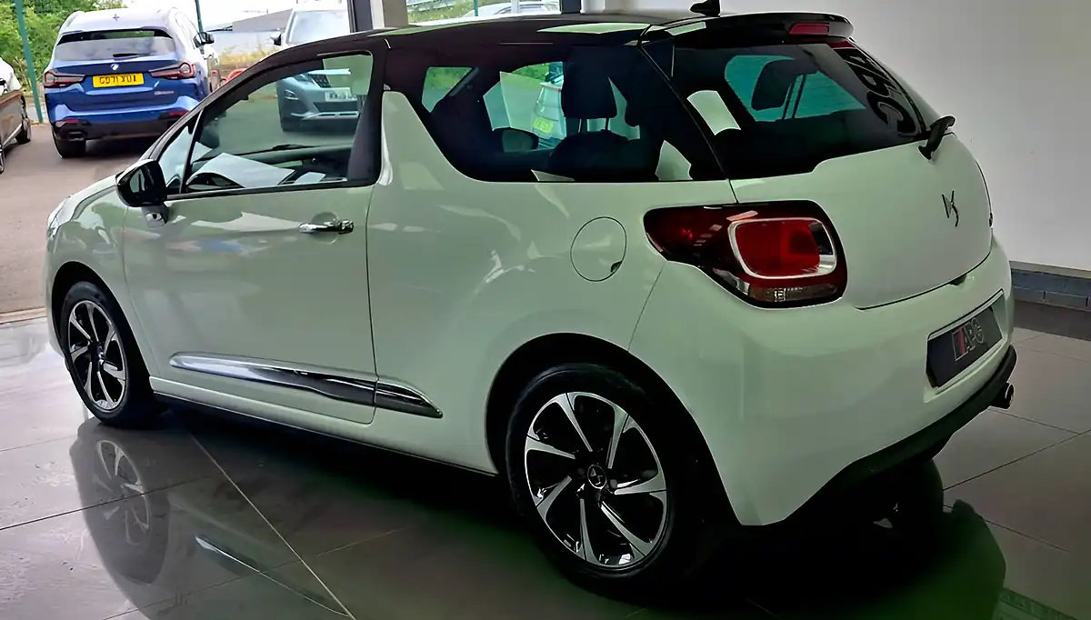 Used 2017 DS Automobiles DS 3 Elegance White - Interior and Exterior details 4