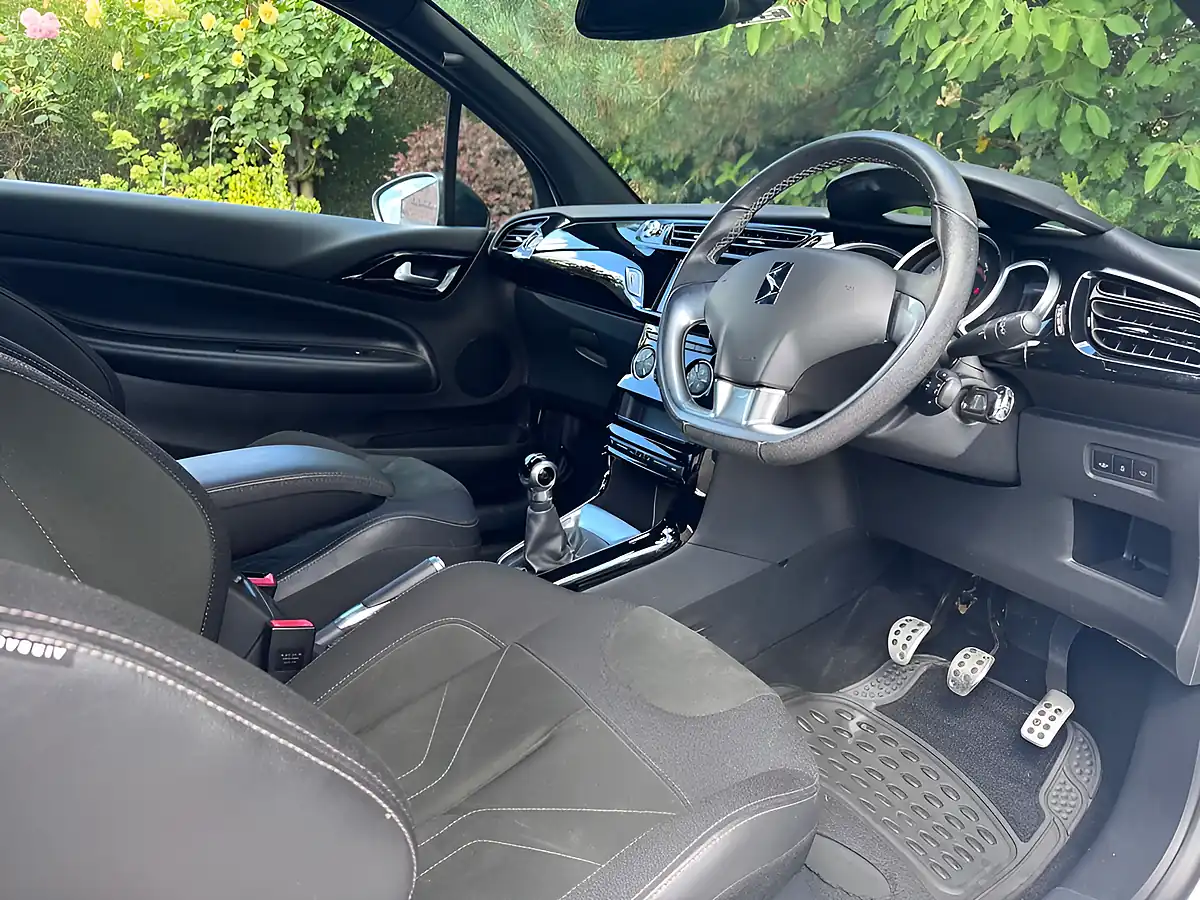 Used 2017 DS Automobiles DS 3 Elegance White - Interior and Exterior details 12