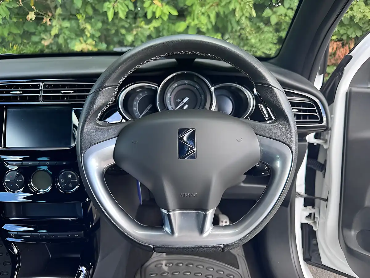 Used 2017 DS Automobiles DS 3 Elegance White - Interior and Exterior details 15