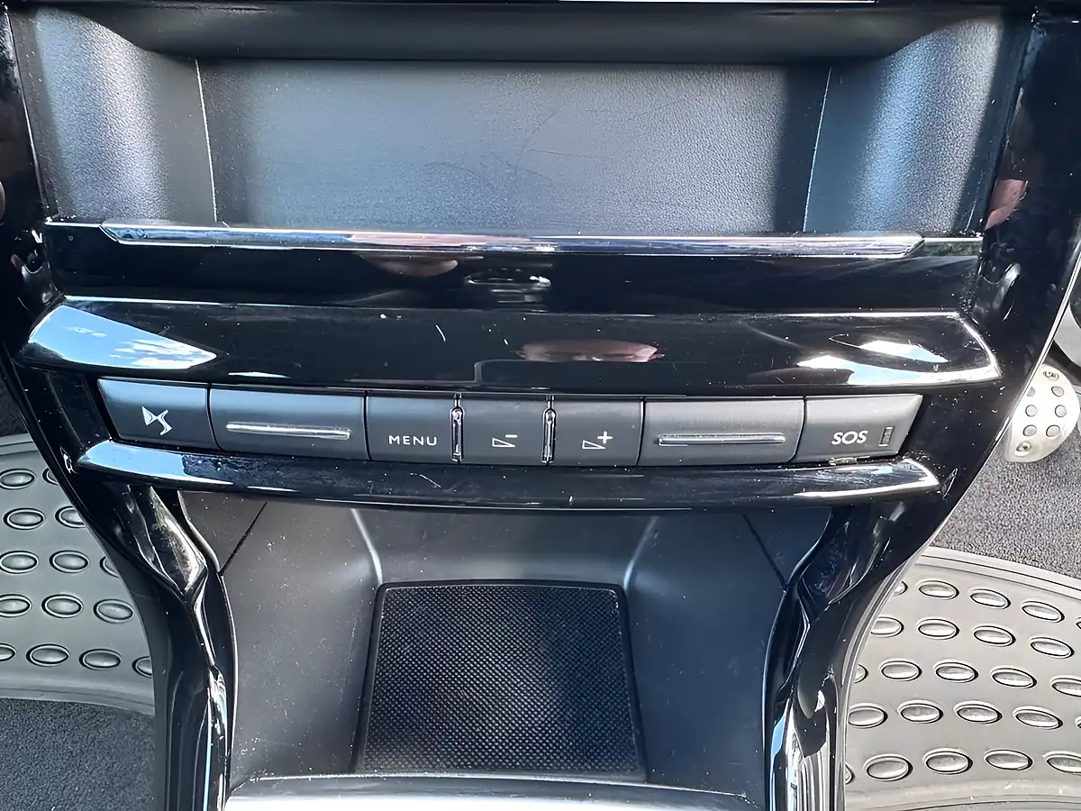 Used 2017 DS Automobiles DS 3 Elegance White - Interior and Exterior details 17