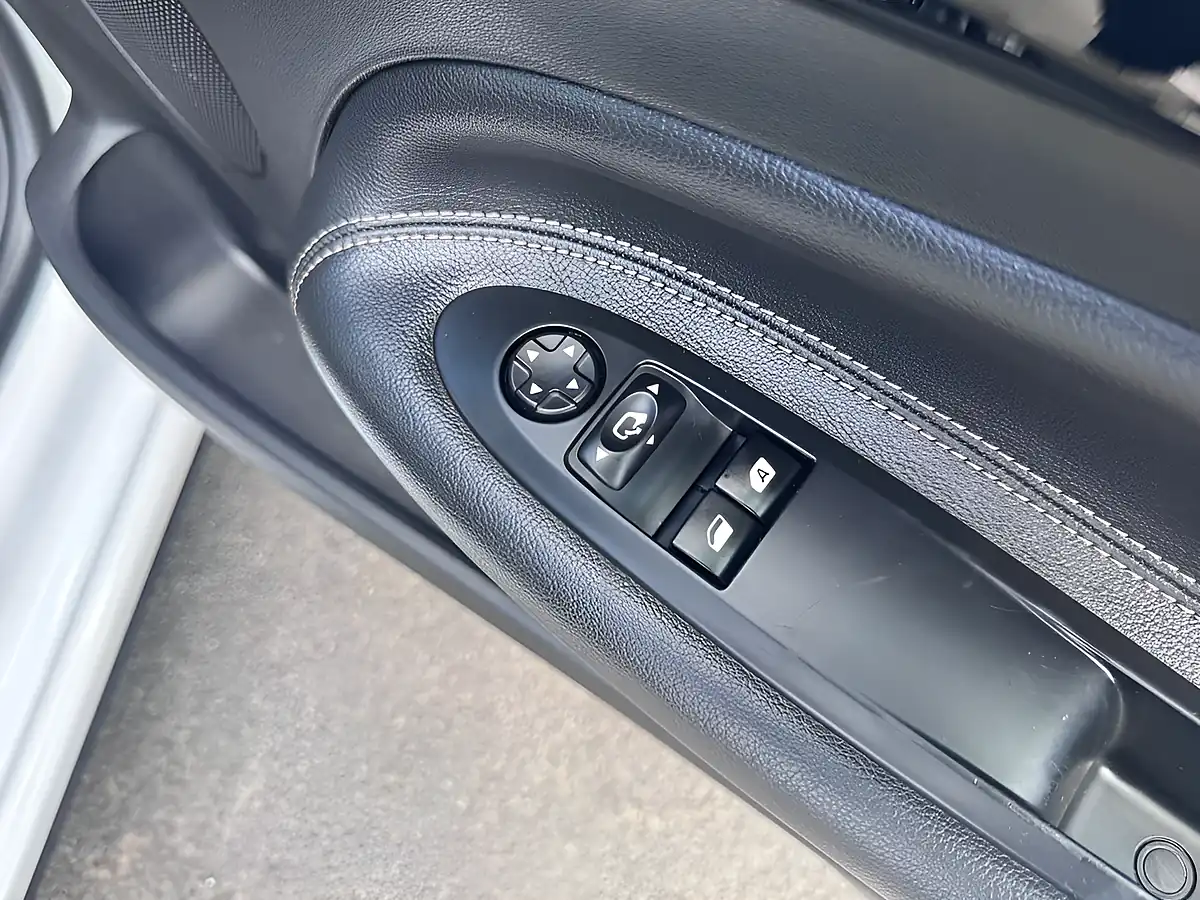 Used 2017 DS Automobiles DS 3 Elegance White - Interior and Exterior details 18