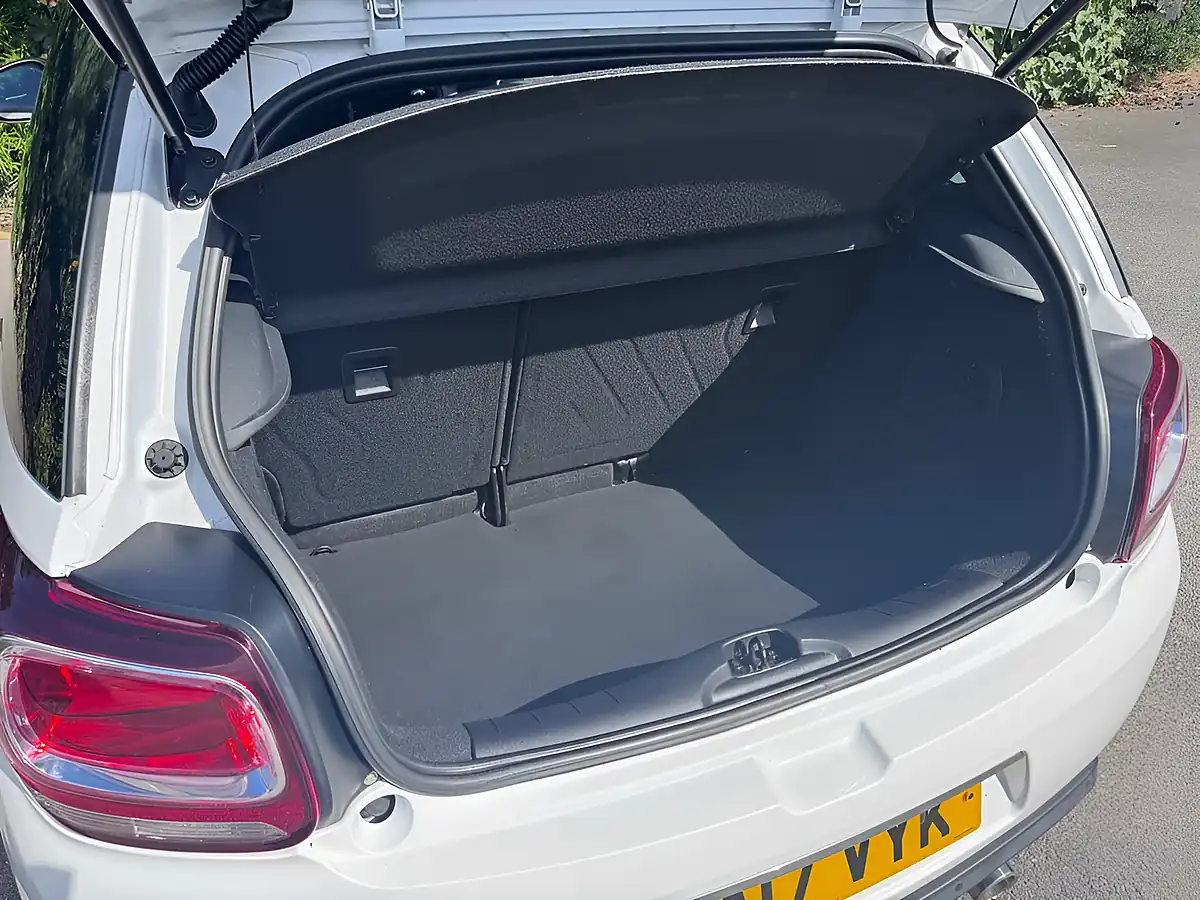 Used 2017 DS Automobiles DS 3 Elegance White - Interior and Exterior details 19