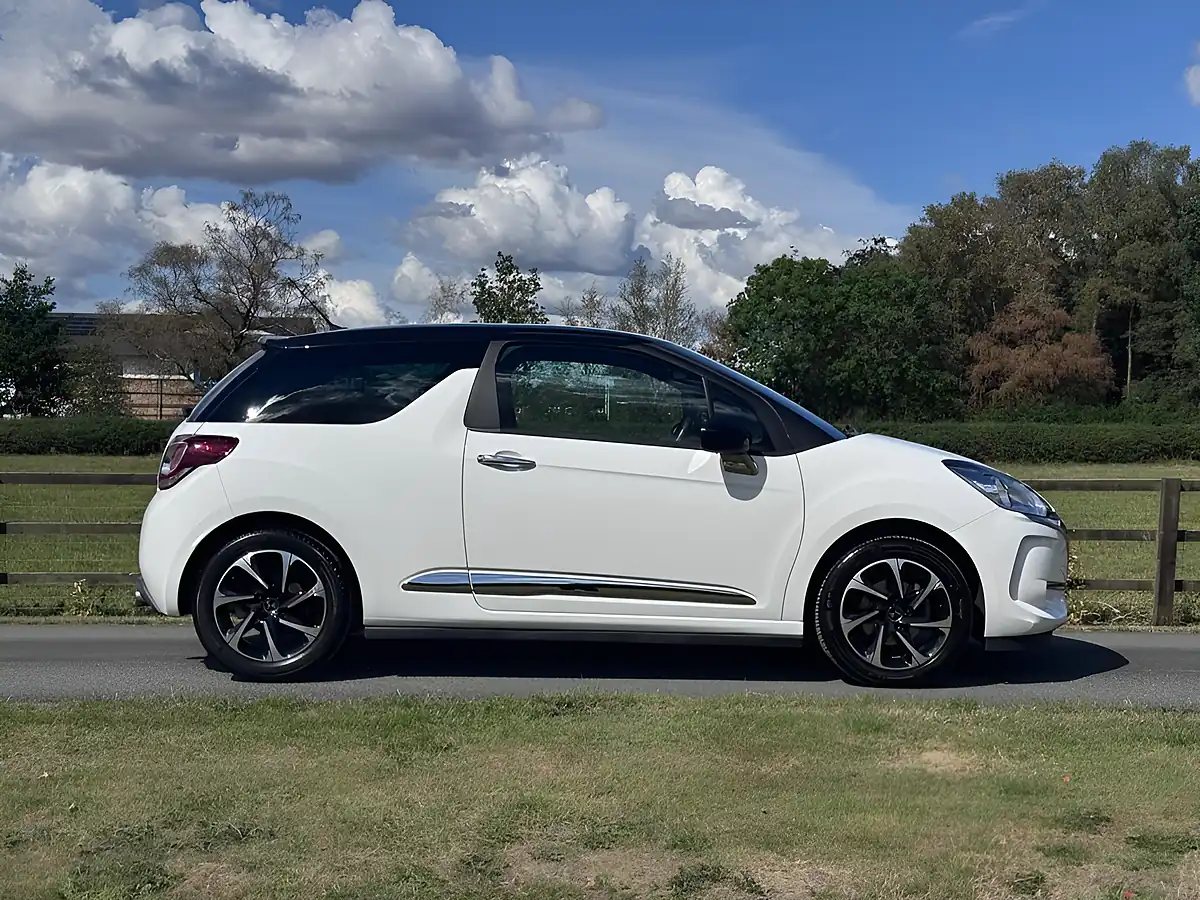 Used 2017 DS Automobiles DS 3 Elegance White - Interior and Exterior details 3