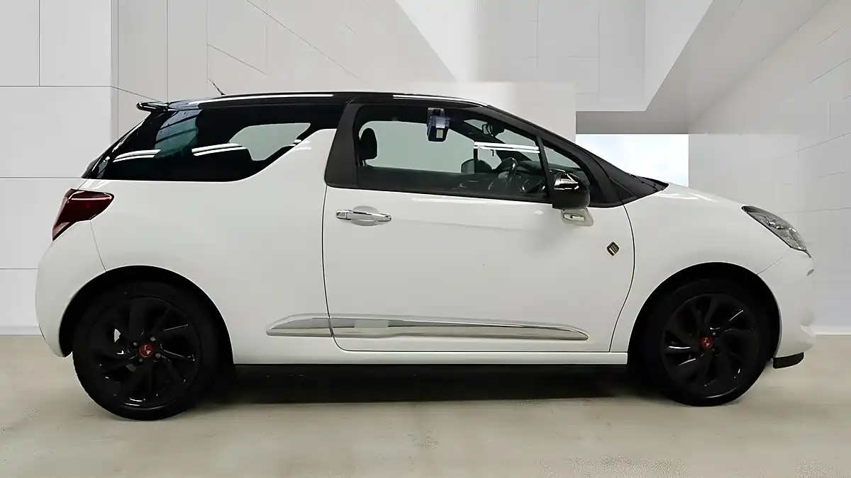 Used 2017 DS Automobiles DS 3 Performance Line White - Interior and Exterior details 8