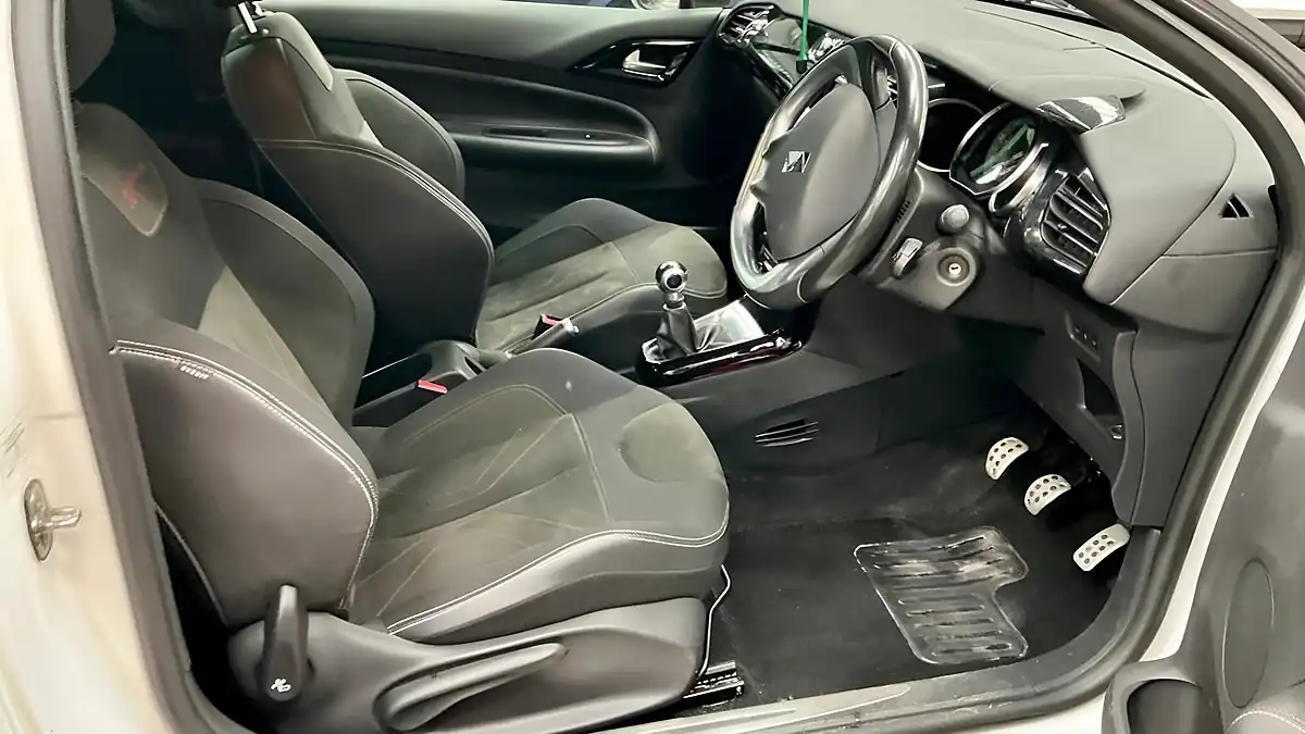 Used 2017 DS Automobiles DS 3 Performance Line White - Interior and Exterior details 9