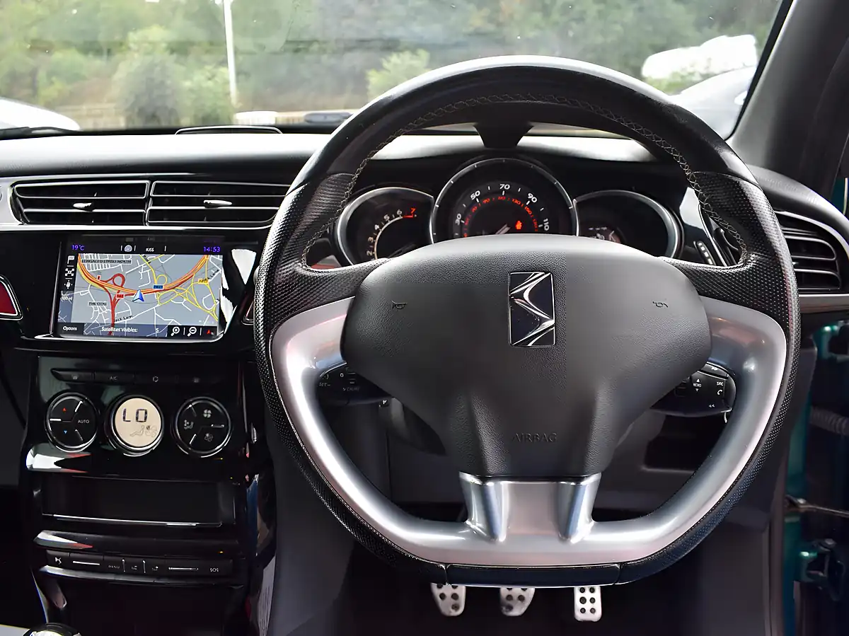Used 2017 DS Automobiles DS 3 Prestige Green - Interior and Exterior details 10