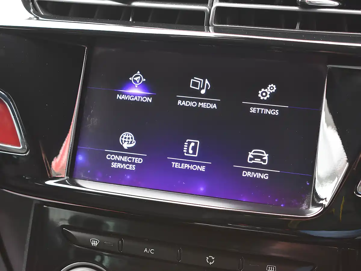 Used 2017 DS Automobiles DS 3 Prestige Green - Interior and Exterior details 11