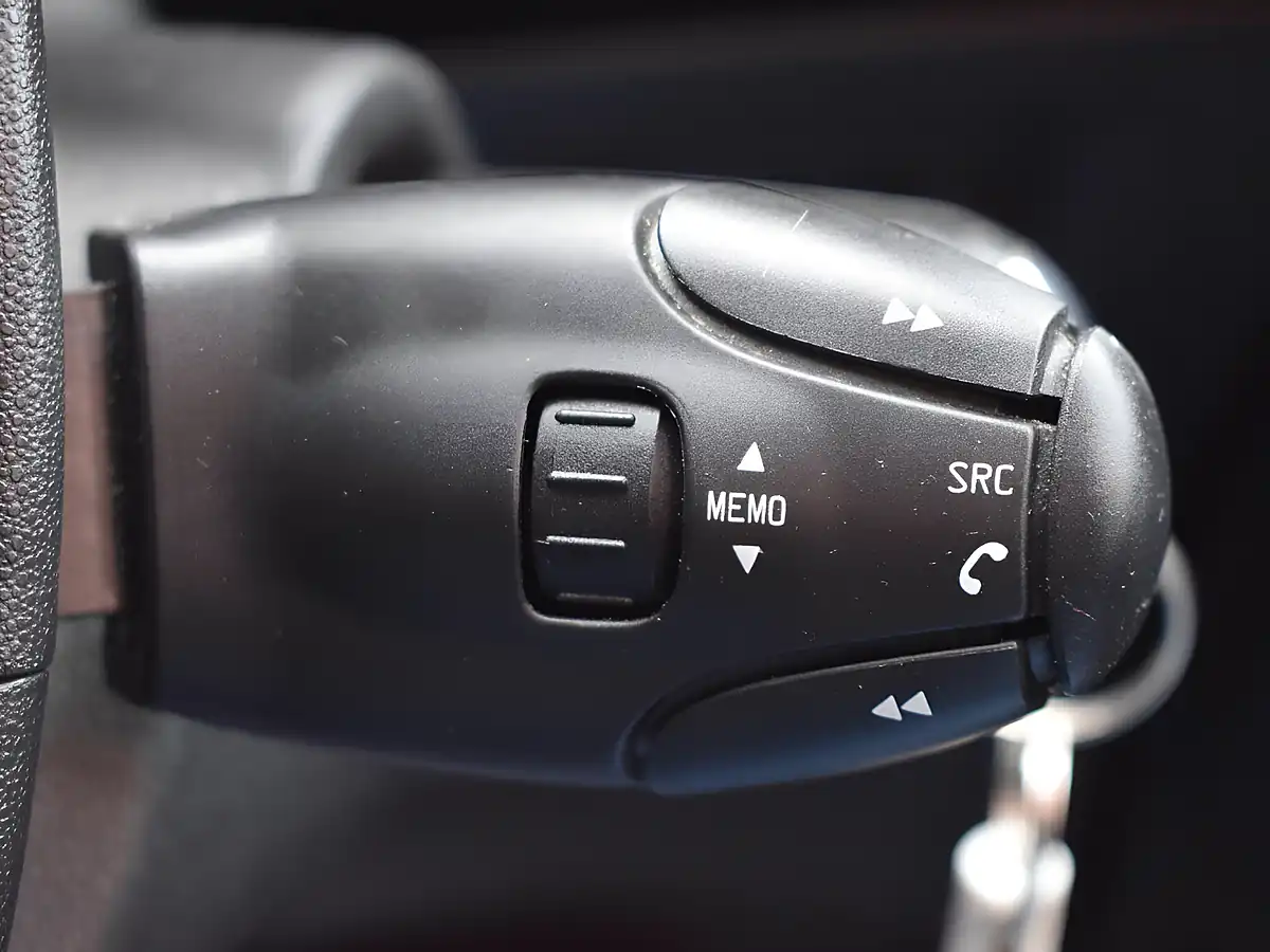 Used 2017 DS Automobiles DS 3 Prestige Green - Interior and Exterior details 12