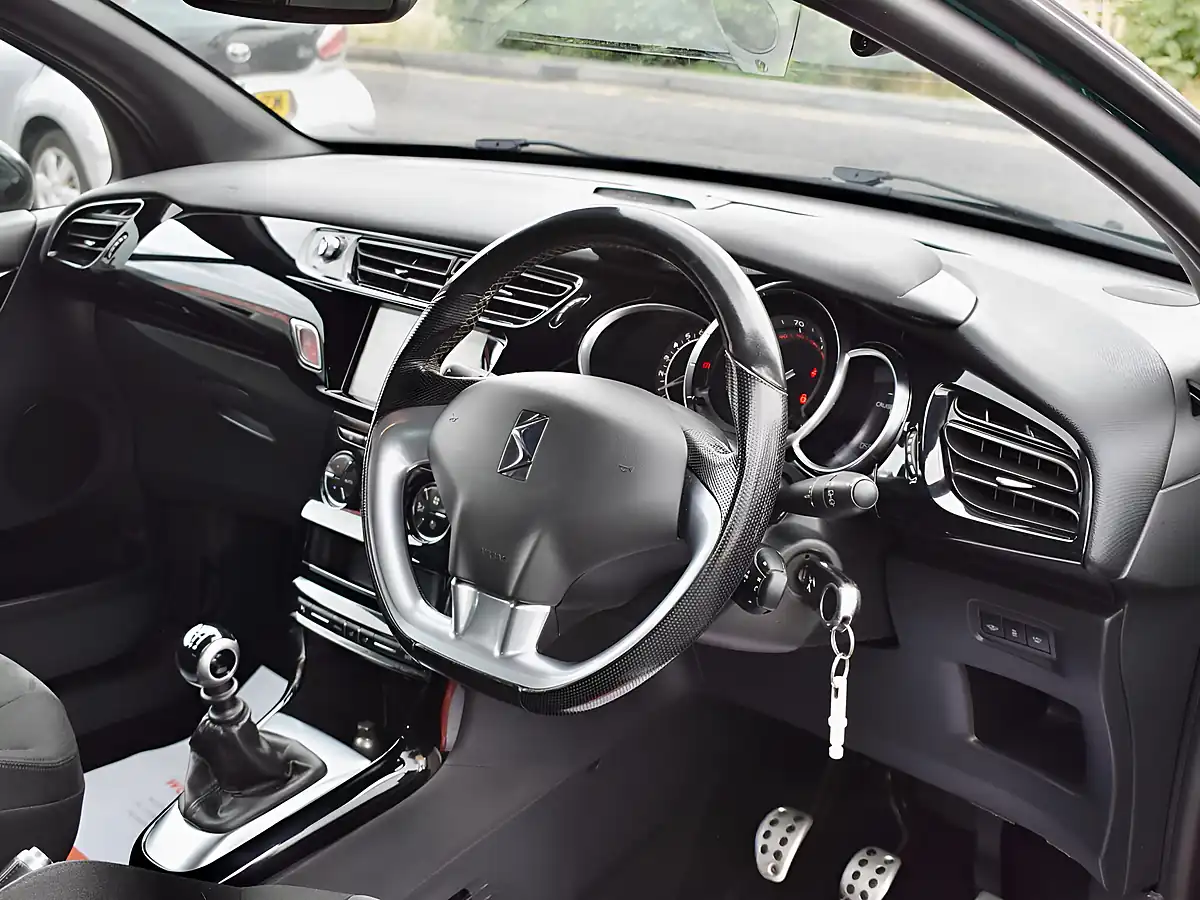 Used 2017 DS Automobiles DS 3 Prestige Green - Interior and Exterior details 13