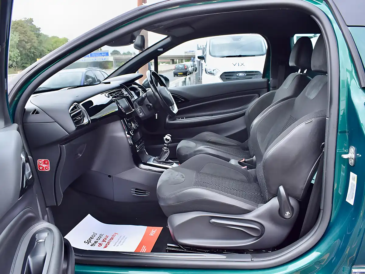 Used 2017 DS Automobiles DS 3 Prestige Green - Interior and Exterior details 14