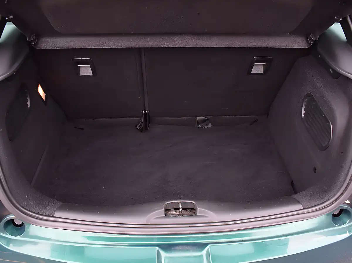 Used 2017 DS Automobiles DS 3 Prestige Green - Interior and Exterior details 8