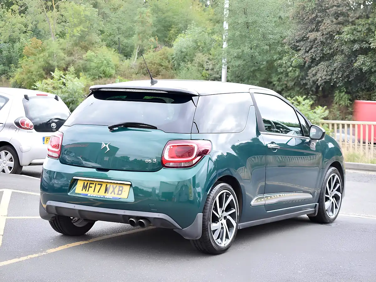 Used 2017 DS Automobiles DS 3 Prestige Green - Interior and Exterior details 9