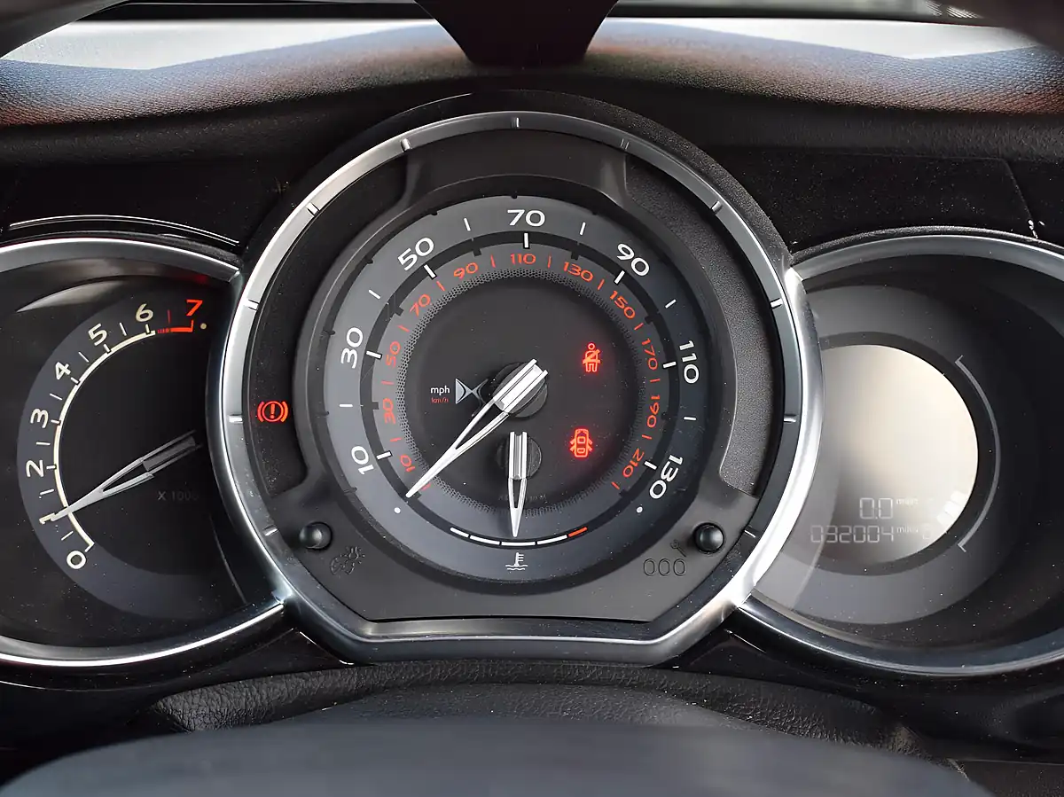 Used 2017 DS Automobiles DS 3 Prestige Grey - Interior and Exterior details 10