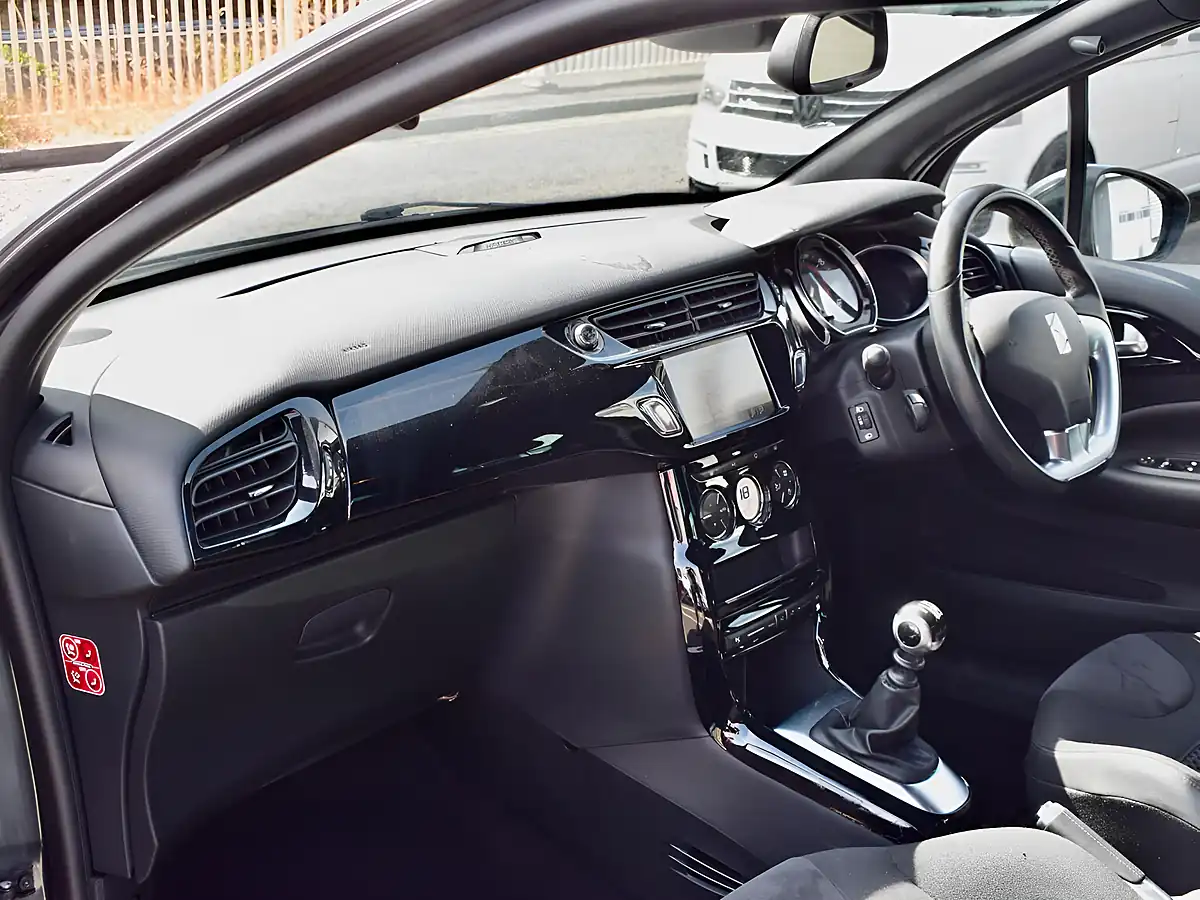Used 2017 DS Automobiles DS 3 Prestige Grey - Interior and Exterior details 14