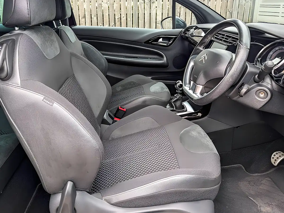 Used 2017 DS Automobiles DS 3 Prestige Purple - Interior and Exterior details 12
