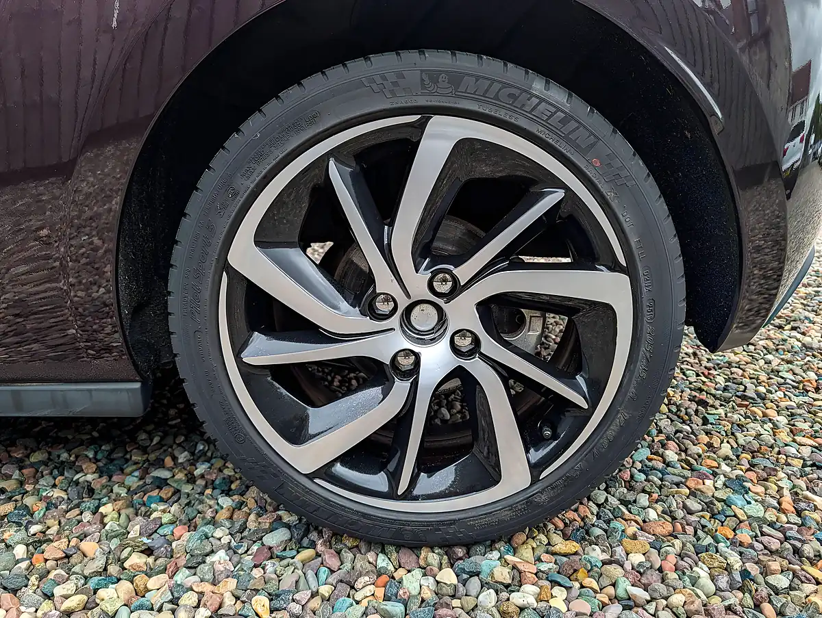 Used 2017 DS Automobiles DS 3 Prestige Purple - Interior and Exterior details 16