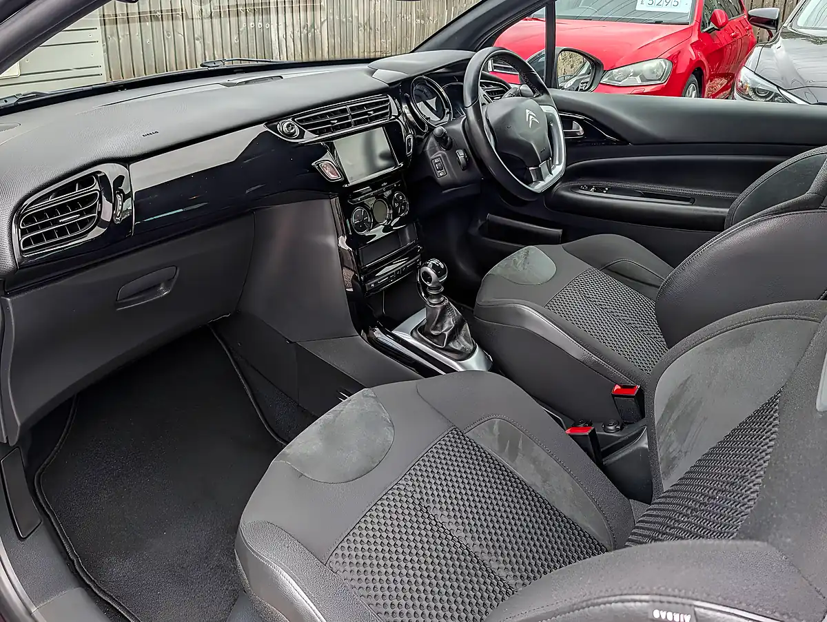 Used 2017 DS Automobiles DS 3 Prestige Purple - Interior and Exterior details 19