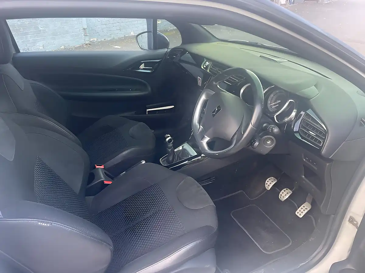 Used 2017 DS Automobiles DS 3 Prestige White - Interior and Exterior details 11