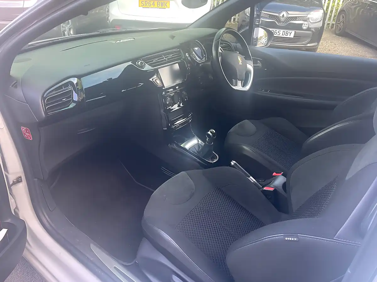 Used 2017 DS Automobiles DS 3 Prestige White - Interior and Exterior details 13